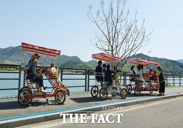광양시가 추천하는 9개의 소확행 농촌체험휴양마을’ 중의 하나인 진월 섬진강끝들 마을의 아트자전거 체험 풍경. /광양시 제공