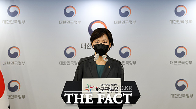 국민권익위원회가 공공부문 성범죄·음주운전 징계 실효성 제고 방안을 마련해 정부와 수사기관에 권고했다. 사진은 14일 오전 오전 서울 종로구 세종대로 정부서울청사에서 하반기 공직기강 확립대책 브리핑을 하고 있는 전현희 국민권익위원장 모습./임영무 기자