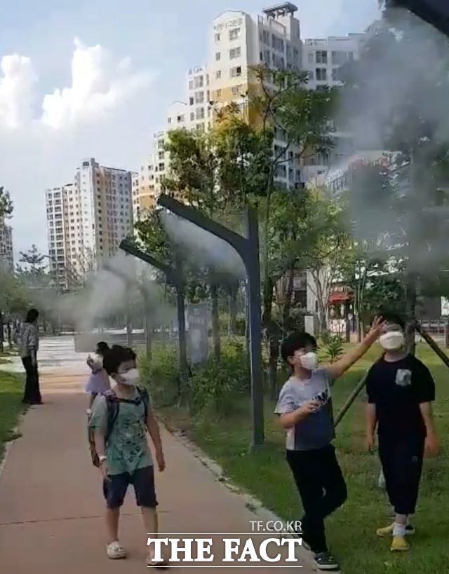 순천시가 본격적인 무더위 시즌을 맞아 시민건강을 지키기 위해 폭염 대응책 중의 하나로 시내 5곳에 쿨링포그 시스템을 가동하고 나섰다. /순천시 제공