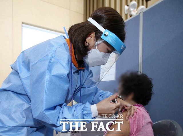 충북 청주의 한 의료진이 코로나19 예방을 위해 백신접종을 하고 있다. / 청주시 제공