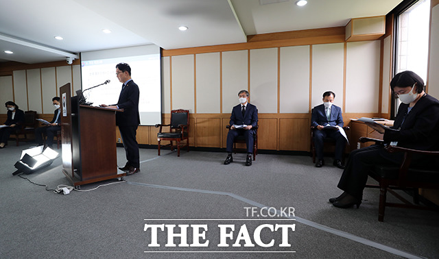 박 장관의 브리핑 동안 자리 지키는 한동수 대검감찰부장과 류혁 감찰관, 임은정 법무부 감찰담당관.