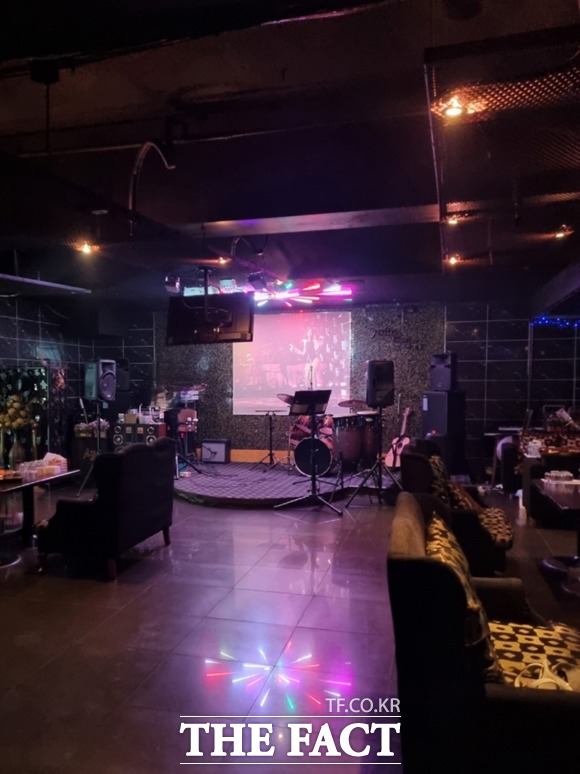 충북도가 사회적 거리두기 강화된 2단계가 시행되는 14일부터 25일까지 취약 분야 방역상황을 점검하는 특별방역대책을 추진한다. 코로나19 위험요인을 방지하고 경각심을 높이기 위해 ‘안전신문고 신고포상제’를 운영해 안전신문고(앱 또는 포털)를 통해 코로나 관련 위반사항을 신고한 도민에게는 자가검사키트를 지급하기로 했다. / 더팩트DB