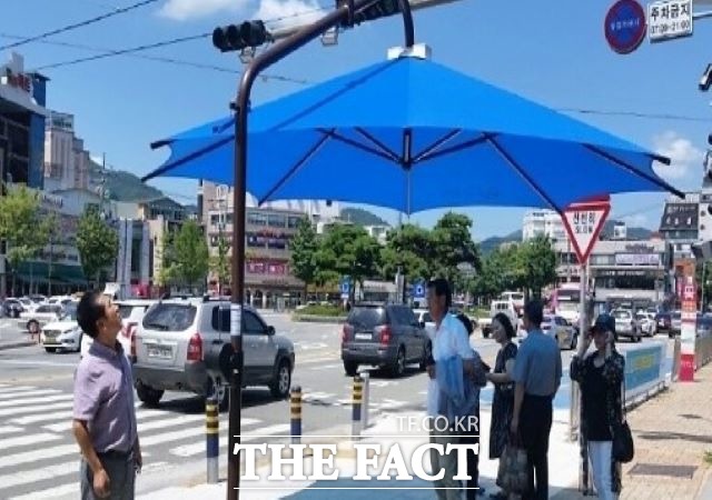순천시는 도심 열섬현상 완화의 일환으로 그늘막을 시내 곳곳에 설치했다. /순천시 제공