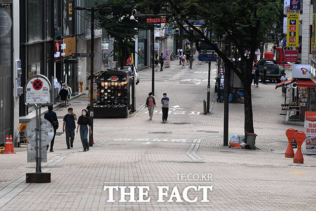 서울의 신종 코로나바이러스 감염증(코로나19) 확진자가 사상 처음으로 600명 대를 기록했다. 12일 오후 서울 중구 명동 일대가 한산한 모습을 보이고 있다. /남용희 기자