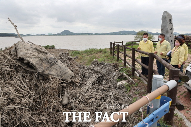 김산 무안군수가 집중호우로 밀려 내려온 수해 쓰레기가 적치 돼있는 현장을 점검하고 있다. /무안군 제공