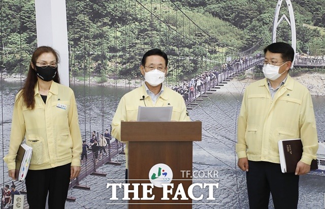 이차영 괴산군수가 14일 군청 브리핑룸에서 대군민담화를 발표하고 있다. / 괴산군청