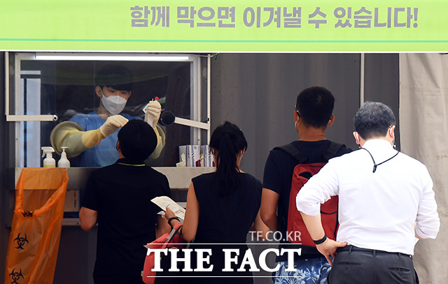 지난 8일 대전지역 사회적거리두기가 2단계로 격상됐지만 코로나 확진자가 줄지 않고 있다. / 더팩트DB