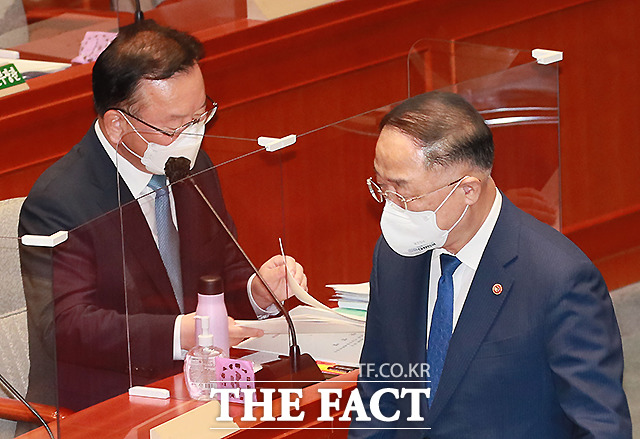 홍남기(오른쪽) 경제부총리 겸 기획재정부 장관이 2차 추가경정예산안에 대해 제안설명 후 자리로 향하고 있다.