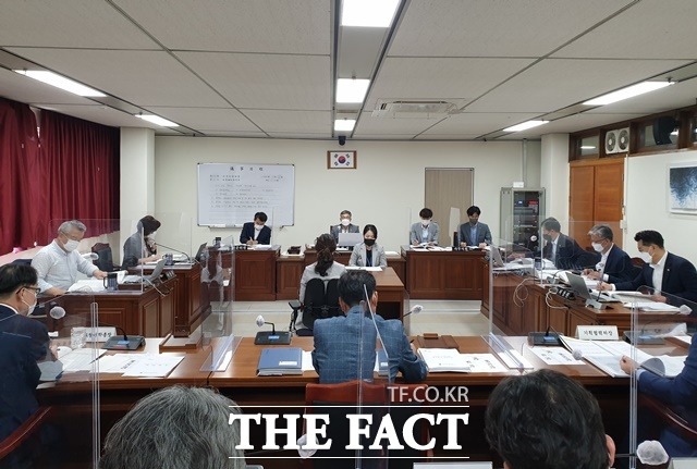 충북도의회 정책복지위원회가 14일 위원회 회의실에서 제392회 임시회 제2차 회의를 진행하고 있다. 정책복지위는 회의에서 ‘수술실 CCTV 설치 의무화를 위한 의료법 개정 촉구 건의안’을 원안 가결했다. / 충북도의회 제공