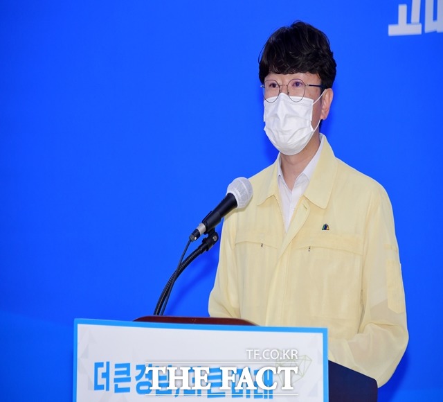 김명섭 경남도 대변인이 15일 코로나19 대응 브리핑을 통해 사회적거리두기 2단계 격상과 유흥시설 특별방역 대책을 발표하고 있다./경남도 제공