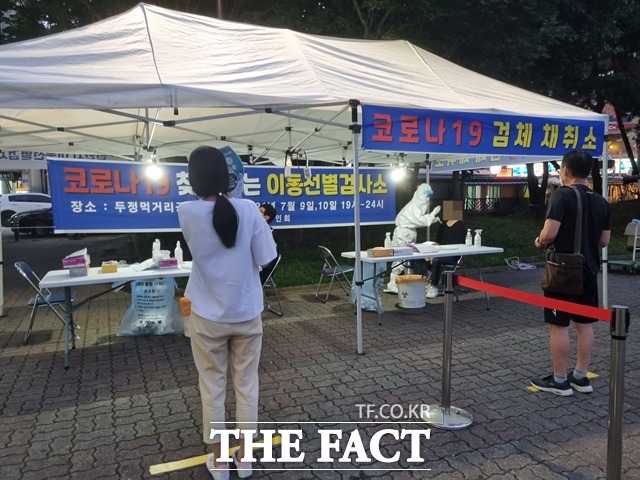 천안시가 두정동 먹자골목에 설치한 이동 선별검사소를 오는 18일까지 연장 운영한다. / 천안=김경동 기자