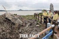  무안군, 영산강 상류서 밀려온 부유 쓰레기 4000톤 수거