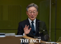  '라디오 방송 출연한' 이재명, '대권 1위의 여유로운 미소' [TF사진관]