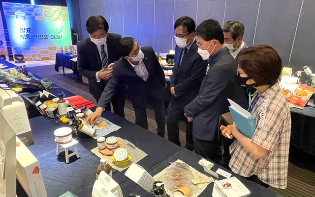 쿠팡은 전북바이오융합산업진흥원과 함께 전주 그랜드힐스턴 호텔에서 쿠팡 입점을 희망하는 전라북도 소재 중소상공인들을 대상으로 상품 품평회를 개최했다고 15일 밝혔다. /쿠팡 제공