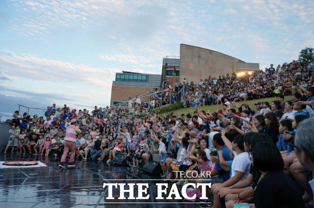 목포시는 코로나19 확산으로 모든 행사일정을 조정한다고 밝혔다. 코로나19 비이러스 감염증이 발생하기 전 많은 관객들을 운집한 가운데 버스킹 공연이 열리고 있다. /목포시 제공