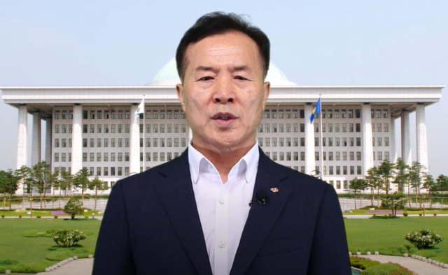 박용현 한국공인중개사협회 회장이 유튜브를 통해 대형 부동산 플랫폼 기업을 규탄하는 성명서를 발표하고 있다. /유튜브 캡처