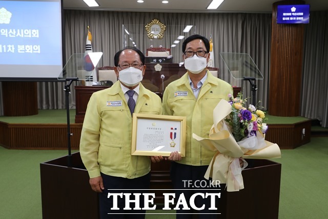 14일 전북 익산시의회 최종오 의원(오른쪽)이 지방의정봉사상을 수상했다. /익산시의회 제공
