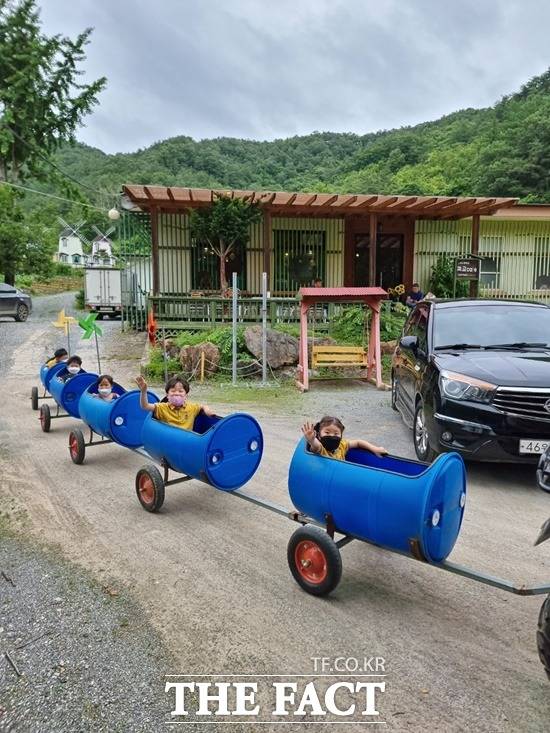 충북도교육청이 또래친구가 적은 소규모 유치원의 유아들에게 다양한 친구들을 만들어주는 ‘동네방네 친구들과 함께 놀자’ 프로그램을 운영해 눈길을 끌고 있는 가운데 단양지역 공동 교육활동에서 유아들이 깡통 기차놀이를 하고 있다. / 충북도교육청 제공