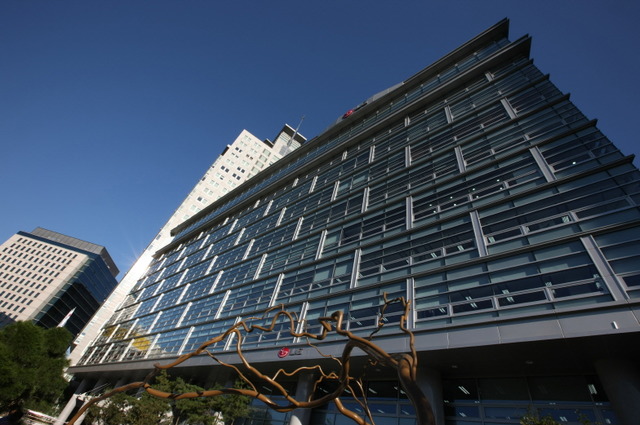 LG생활건강이 코로나19 장기화로 경영환경이 악화된 전국 생활용품대리점에 총 5억2200여만 원의 재난극복지원금을 지급한다. /LG생활건강 제공