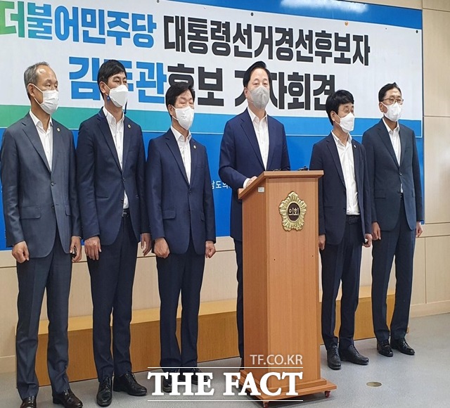 더불어민주당 김두관 국회의원이 15일 경남도의회 브리핑룸에서 기자회견을 열어 대권 도전을 신고했다./경남도의회 제공