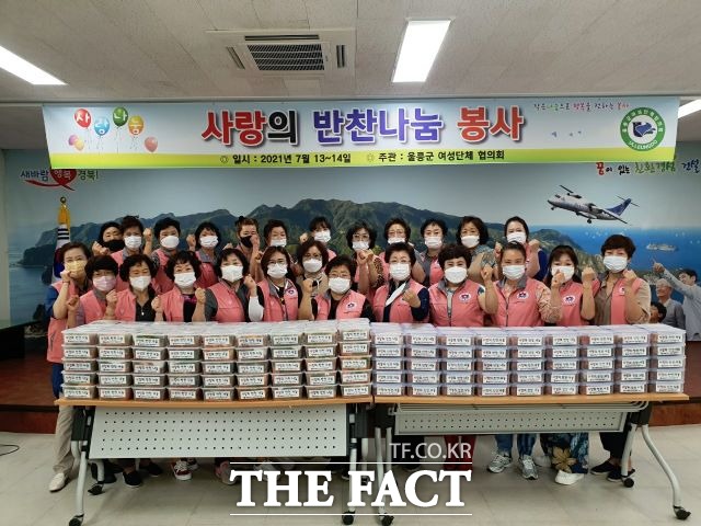 울릉군 여성단체협의회(회장 최윤정)에서는 지난 13일 부터14일까지 양일간 울릉 한마음회관에서 ‘사랑의 반찬 나눔 봉사’를 실시했다. /울릉군 제공