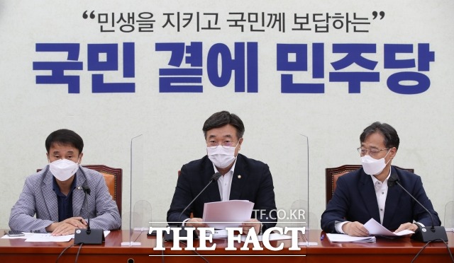 윤호중(가운데) 더불어민주당 원내대표가 15일 서울 여의도 국회에서 열린 정책조정회의에서 발언하고 있다. /이선화 기자