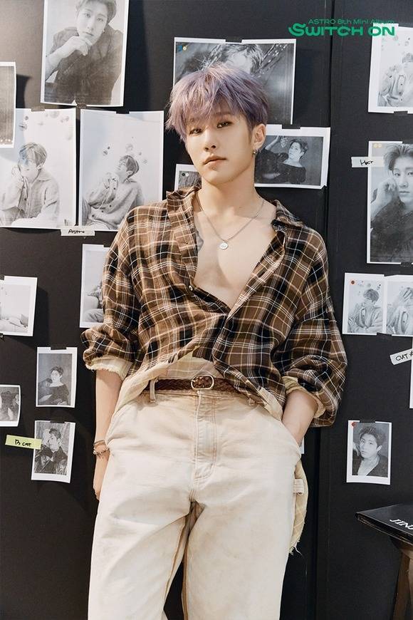 아스트로 진진이 개인 콘셉트 사진과 트레일러를 공개했다. 풀어헤친 셔츠와 그윽한 눈빛으로 섹시미를 발산했다. /판타지오 뮤직 제공