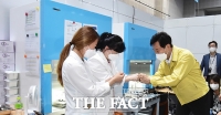  백신센터 직원 격려하는 오세훈 시장 [포토]
