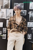  아스트로 진진, 풀어헤친 셔츠에 그윽한 눈빛