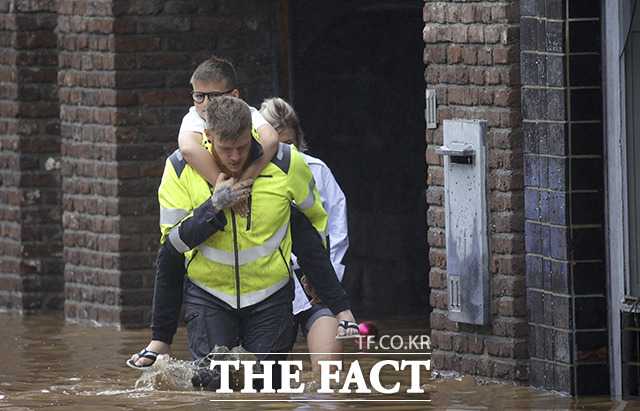 15일(현지시간) 벨기에 리에주에서 한 구조대원이 주민들의 대피를 돕고 있다. /리에주=AP.뉴시스