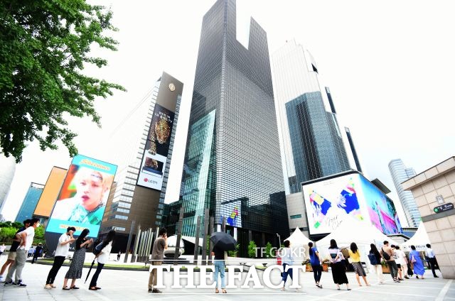 서울시는 최근 백화점에서 집단감염이 발생하자 선제적인 조치로 백화점 종사자들을 대상으로 한 코로나19 진담검사 행정명령을 실시한다. /임영무 기자