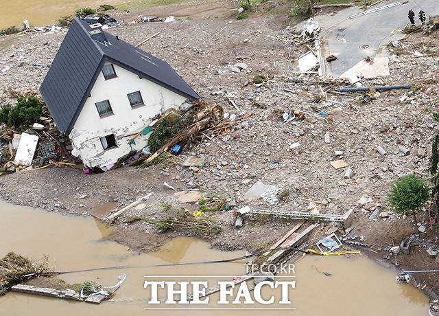 15일(현지시간) 독일 서부 슐트 주택가가 폭우와 홍수로 인한 잔해에 둘러싸여 있다. /슐트=로이터