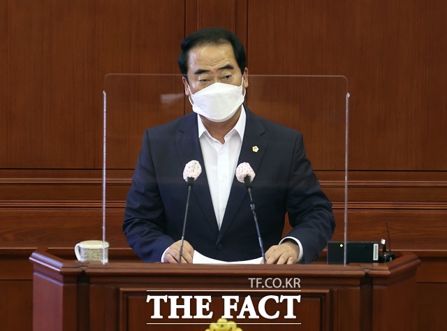 대전시의회가 16일 옛 충남도청사의 소유권을 대전시에 무상으로 이전하거나 대부할 것을 촉구하는 결의안을 의결했다. 해당 결의안을 대표 발의한 조성칠 시의원이 제안 설명을 하고 있다. / 대전시의회 제공