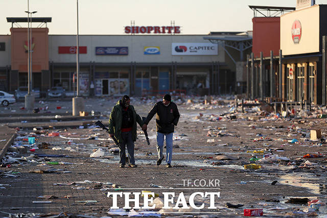 14일(현지시간) 남아프리카공화국 보슬루어루스에서 자경단원들이 약탈당한 쇼핑몰 주변을 순찰하고 있다. /보슬루어루스=로이터