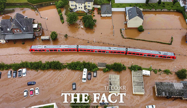 15일(현지시간) 독일 라인란트팔츠주 코르델 지방의 기차역에 홍수가 발생해 기차와 주변 건물들이 물에 잠겨있다. /코르델=AP.뉴시스