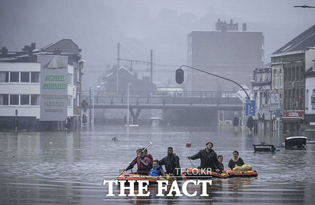 15일(현지시간) 벨기에 리에주에 내린 폭우로 뫼즈강 제방이 무너지면서 홍수가 발생해 시민들이 고무보트를 타고 대피하고 있다. /리에주=AP.뉴시스