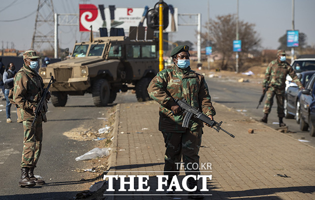 14일(현지시간) 남아프리카공화국 요하네스버그에서 군인들이 경계 근무를 이어가고 있다. /요하네스버그=AP.뉴시스