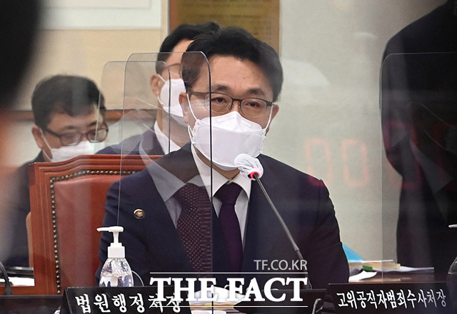 지난달 18일 서울 여의도 국회에서 열린 법제사법위원회에서 김진욱 공수처장이 의원들의 질의에 답하고 있다. /국회=이선화 기자