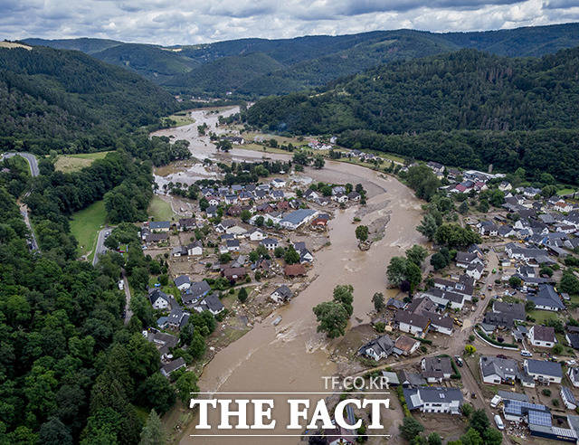 15일(현지시간) 독일 인술 지방에 홍수가 발생해 주택들이 파손된 채 물에 잠겨 있다. /인술=AP.뉴시스