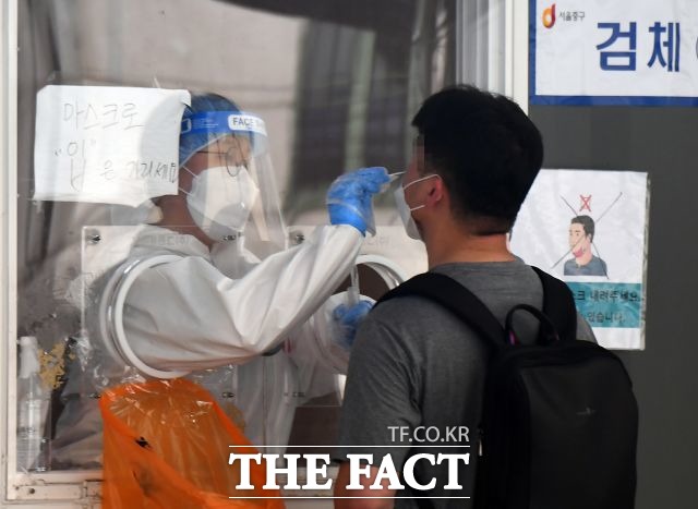 수도권 확진자 급증과 선제검사 행정명령 등으로 검사량이 늘어나자 15일 관악구 선별진료소 직원 1명이 쓰러지는 일이 발생했다. 사진은 해당기사와 직접적 관련 없음. /이동률 기자