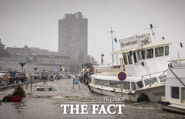 15일(현지시간) 벨기에 리에주에 홍수가 발생한 가운데 도심이 물에 잠겨있다. /리에주=AP.뉴시스