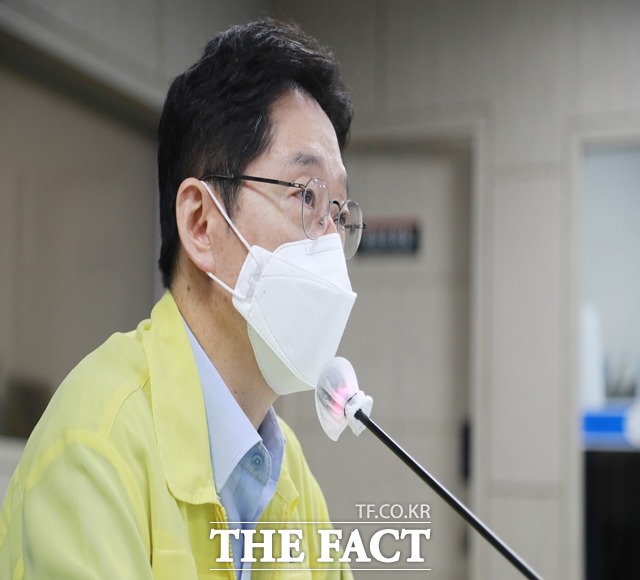 김경수 지사가 16일 중대본 회의에서 비수도권도 사적 모임 인원제한을 4인까지로 단일화하는 방안을 논의해 달라고 제안했다./경남도 제공