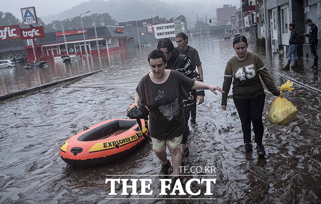 15일(현지시간) 벨기에 리에주에 홍수가 발생한 가운데 고무보트를 타고 대피한 주민들이 물 밖으로 나오고 있다. /리에주=AP.뉴시스