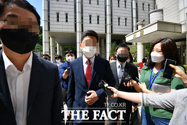 강요미수 혐의를 받아온 이동재 전 채널A 기자(가운데)가 16일 오후 서울 서초구 서울중앙지방법원에서 열린 1심 선고 공판에서 무죄를 선고받고 법원을 나서고 있다. /남윤호 기자