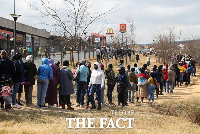 15일(현지시간) 남아프리카공화국 요하네스버그에서 시민들이 약탈당하지 않은 상점 앞에서 음식을 사기 위해 줄을 서있다. /요하네스버그=로이터