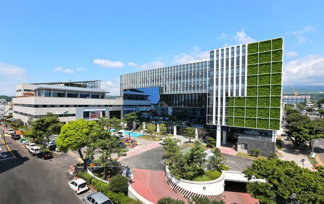 서귀포시가 지적(地籍) 영구 보존 문서에 대한 훼손 및 위·변조의 방지를 위한 지적 영구 보존 기록물 전산화 사업이 순조롭게 추진되고 있다. / 서귀포시 제공