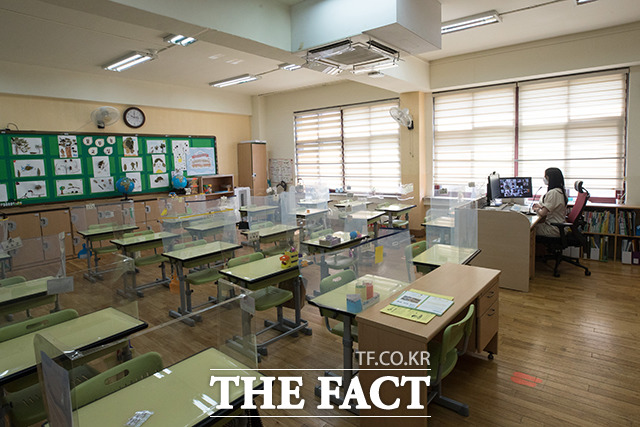 정부가 비수도권 지자체들과 함께 사적모임 인원제한을 4명까지로 통일하는 방안을 검토한다. 코로나19 확산에 따른 수도권 사회적 거리두기 4단계 격상으로 수도권 학교들이 전면 원격수업에 들어간 14일 오전 서울 강동구 한산초등학교에서 교사가 원격수업을 하고 있다. /사진공동취재단