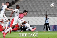  헤딩 시도하는 황의조 [포토]
