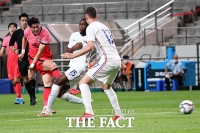  수비수 사이로 슈팅 시도하는 황의조 [포토]