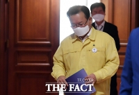  지친 표정으로 회의 참석하는 김부겸 총리 [포토]